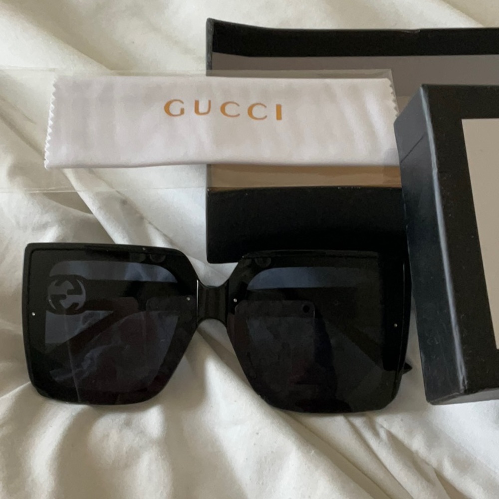 Inspired sunglasses with box and glasses wipe